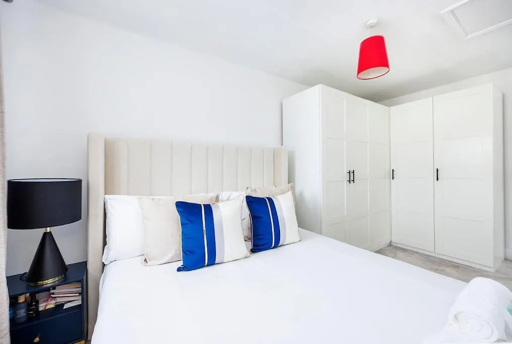 Stylish 3-Bed East London Home Contractors Parking Sleeps 5 Near Excel Londyn