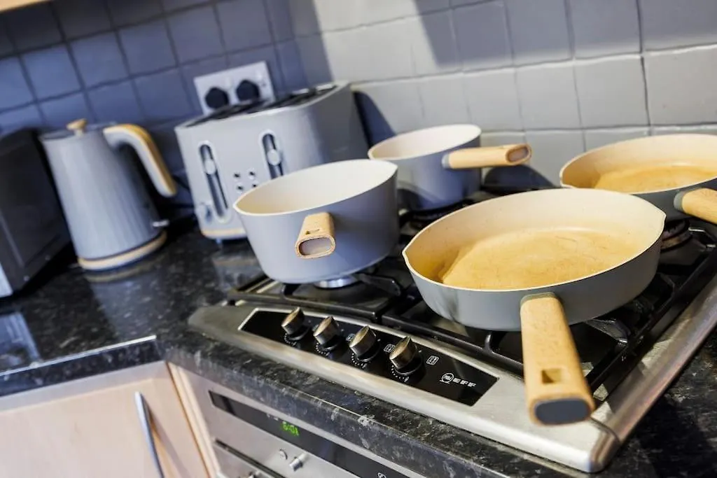 Dom wakacyjny Stylish 3-Bed East London Home Contractors Parking Sleeps 5 Near Excel Londyn Wielka Brytania