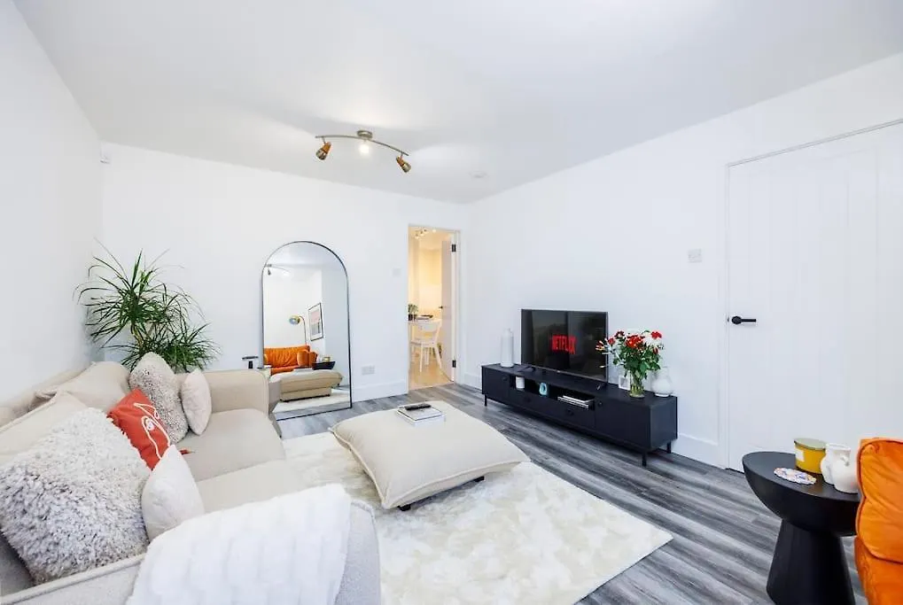 Stylish 3-Bed East London Home Contractors Parking Sleeps 5 Near Excel Londyn 0*,  Wielka Brytania