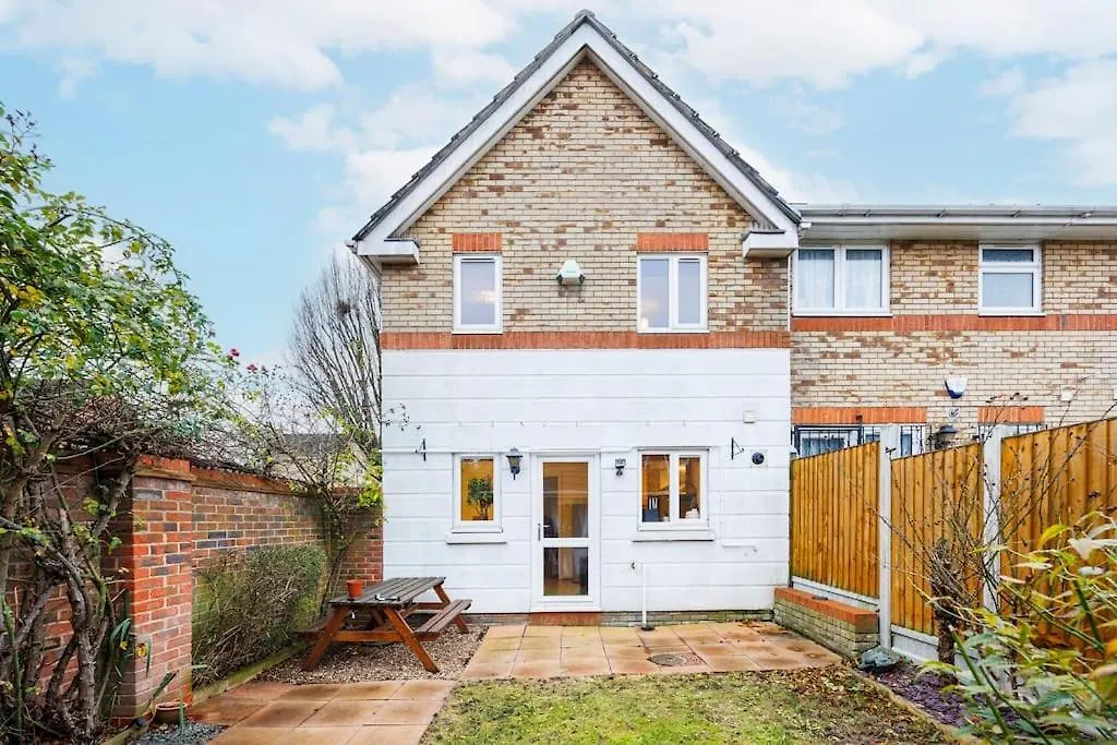Dom wakacyjny Stylish 3-Bed East London Home Contractors Parking Sleeps 5 Near Excel Londyn