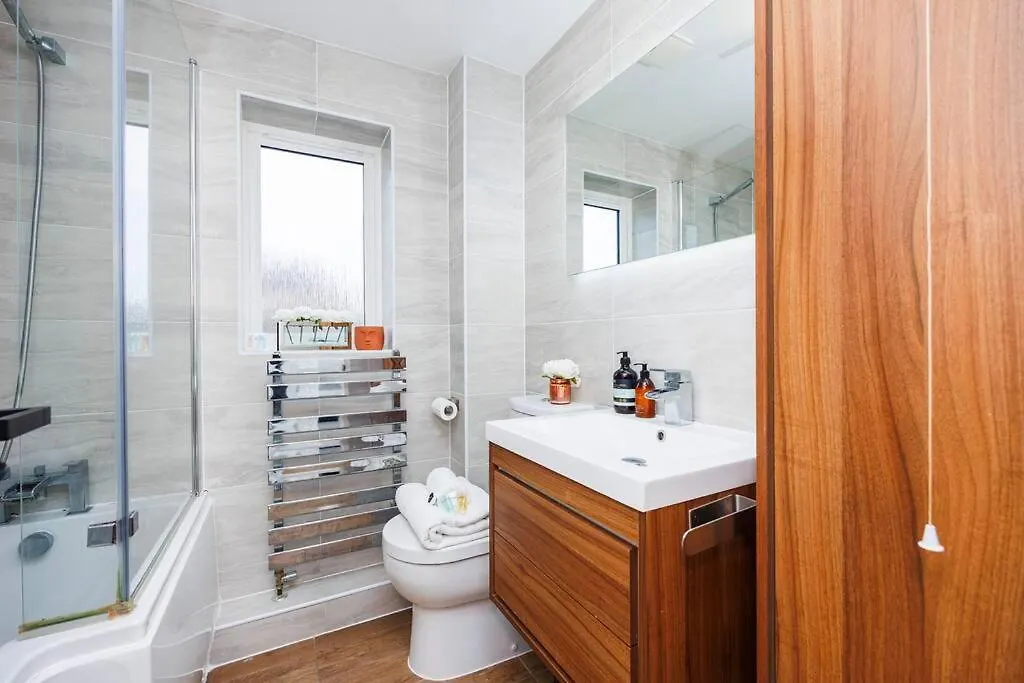 Holiday home Stylish 3-Bed East London Home Contractors Parking Sleeps 5 Near Excel London