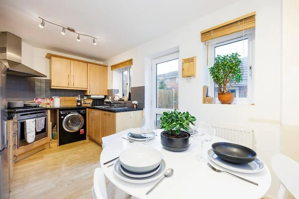 Holiday home Stylish 3-Bed East London Home Contractors Parking Sleeps 5 Near Excel London