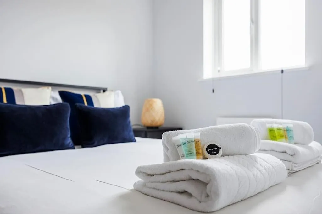 Holiday home Stylish 3-Bed East London Home Contractors Parking Sleeps 5 Near Excel London