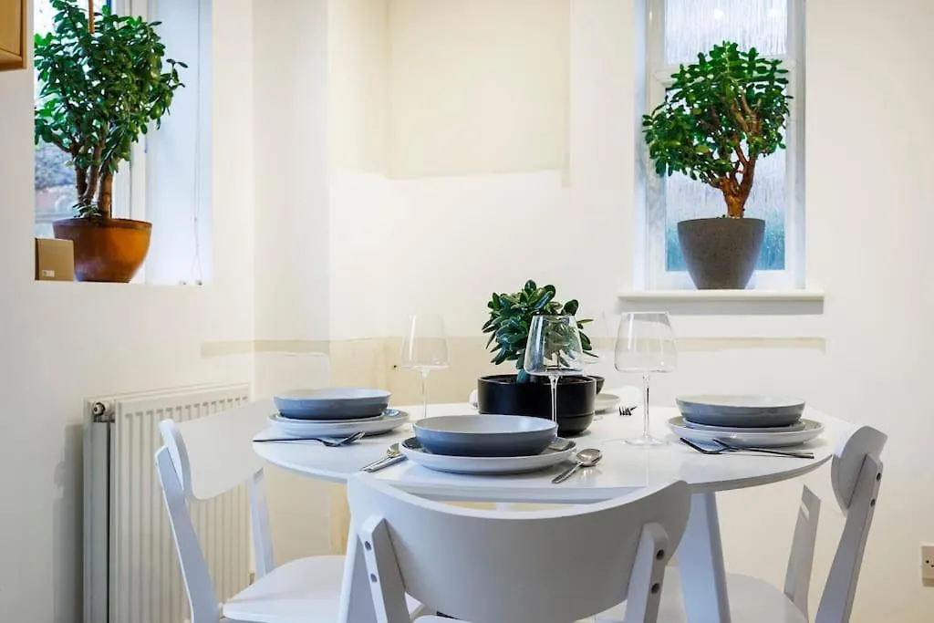 Stylish 3-Bed East London Home Contractors Parking Sleeps 5 Near Excel London 0*,