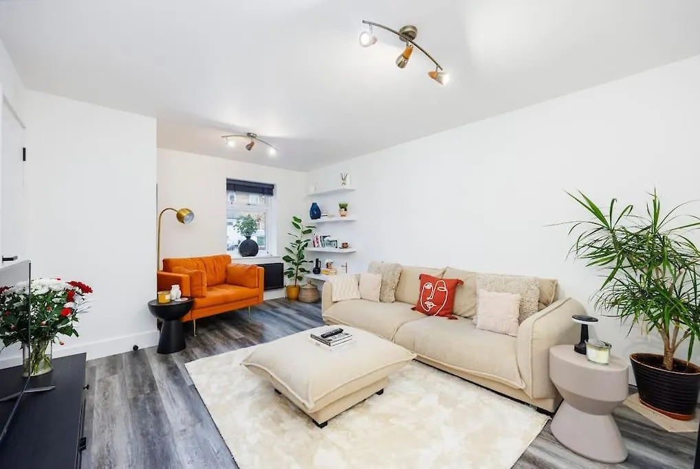 Holiday home Stylish 3-Bed East London Home Contractors Parking Sleeps 5 Near Excel London United Kingdom