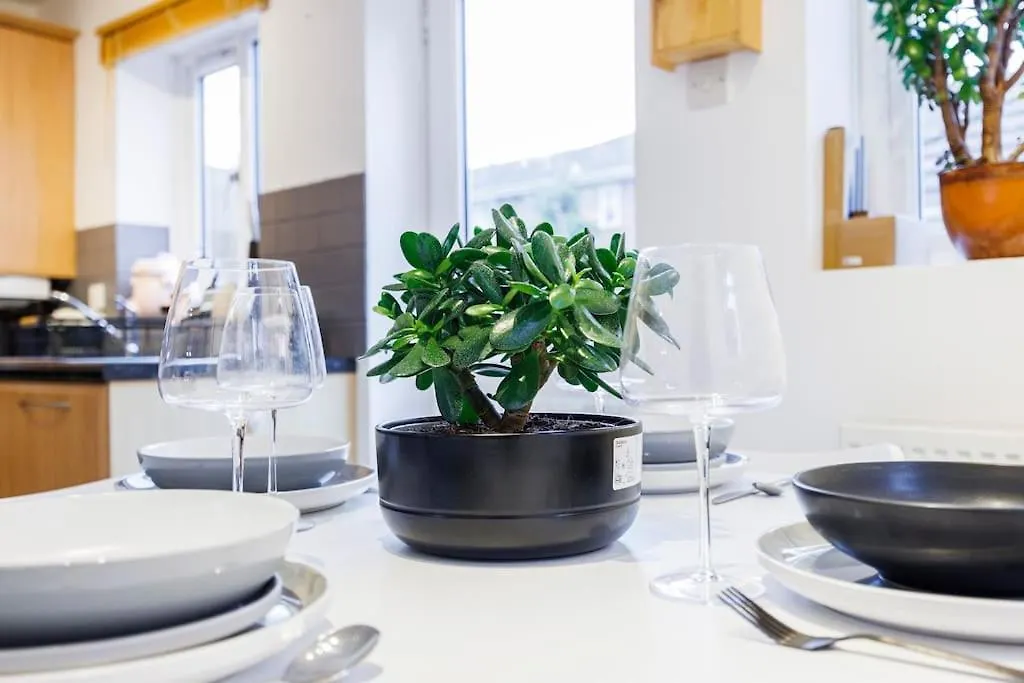 Stylish 3-Bed East London Home Contractors Parking Sleeps 5 Near Excel London