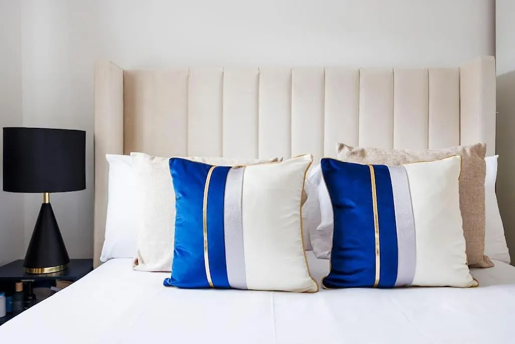 Holiday home Stylish 3-Bed East London Home Contractors Parking Sleeps 5 Near Excel London