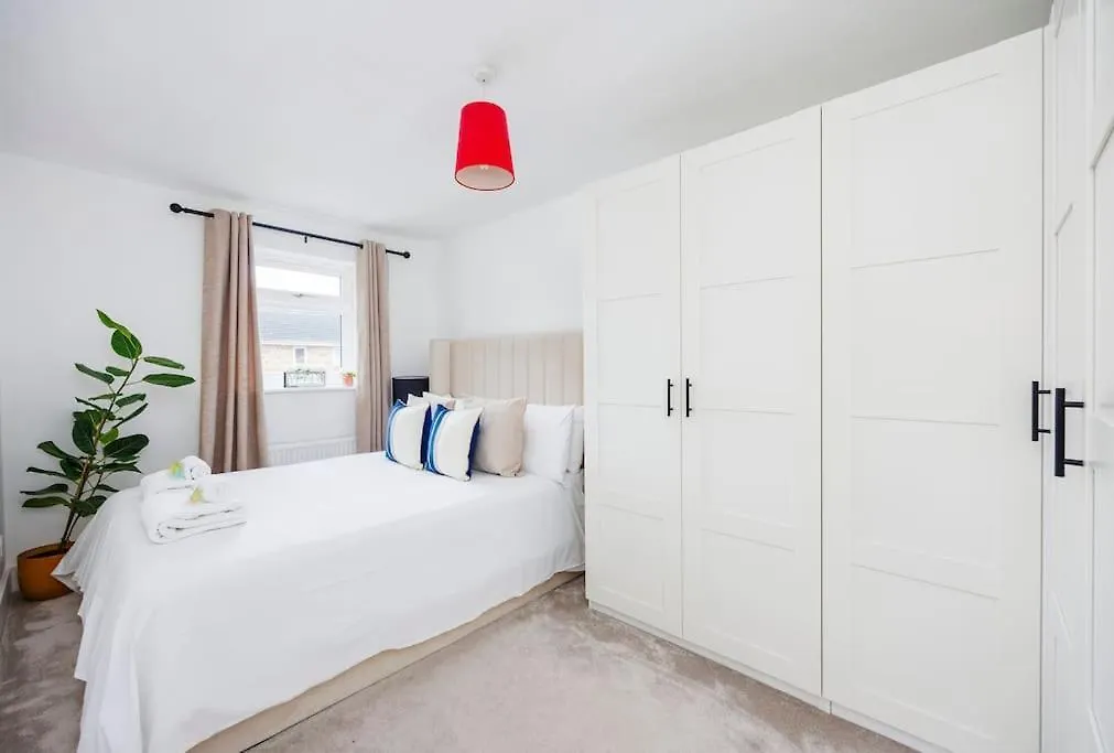 Stylish 3-Bed East London Home Contractors Parking Sleeps 5 Near Excel London 0*,