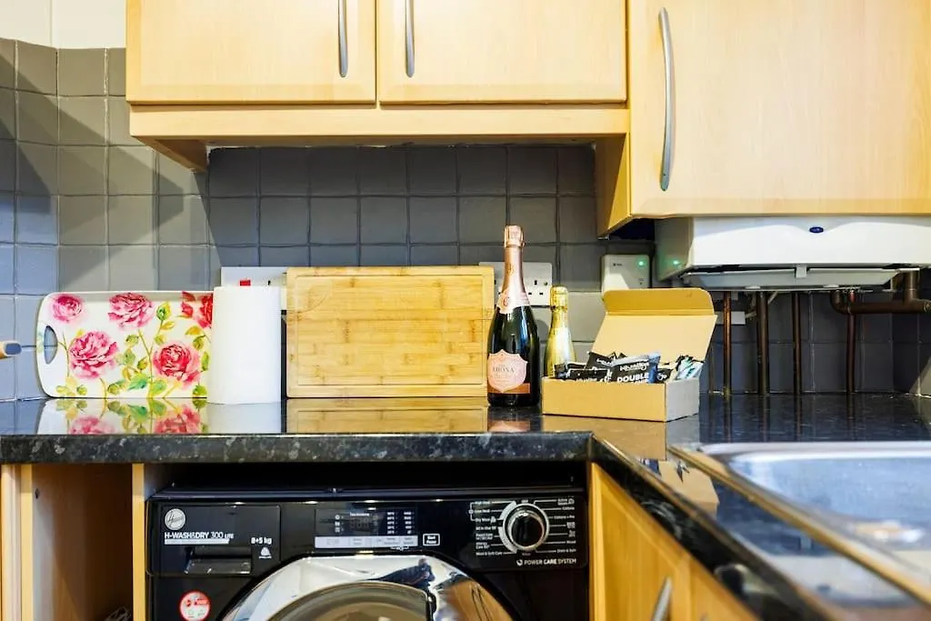 Holiday home Stylish 3-Bed East London Home Contractors Parking Sleeps 5 Near Excel London