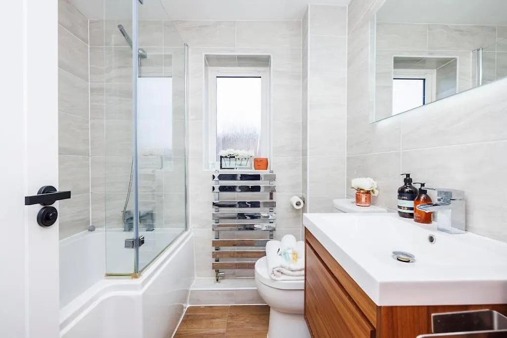 Stylish 3-Bed East London Home Contractors Parking Sleeps 5 Near Excel London United Kingdom