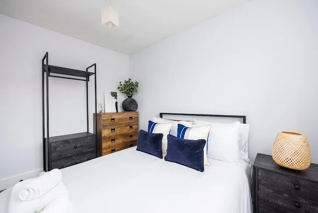 Holiday home Stylish 3-Bed East London Home Contractors Parking Sleeps 5 Near Excel London United Kingdom