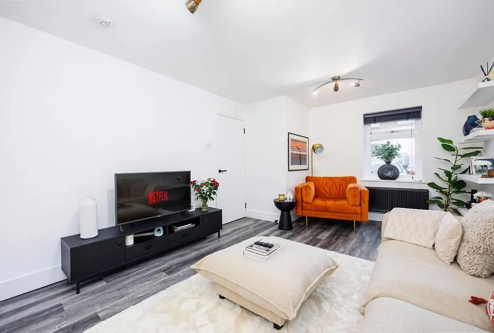 Stylish 3-Bed East London Home Contractors Parking Sleeps 5 Near Excel London Holiday home