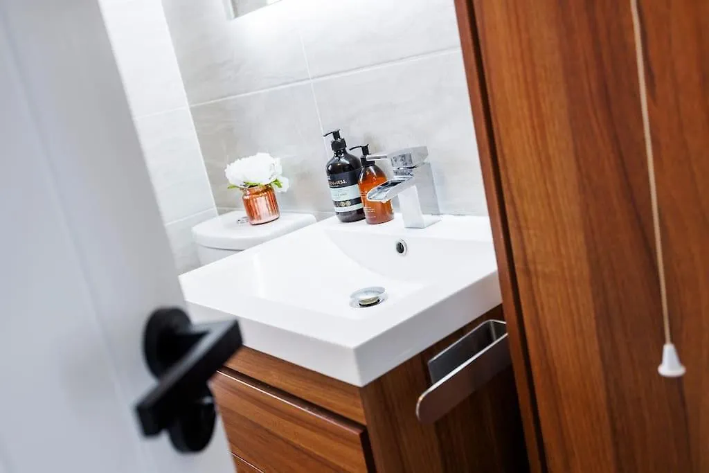 Holiday home Stylish 3-Bed East London Home Contractors Parking Sleeps 5 Near Excel London United Kingdom