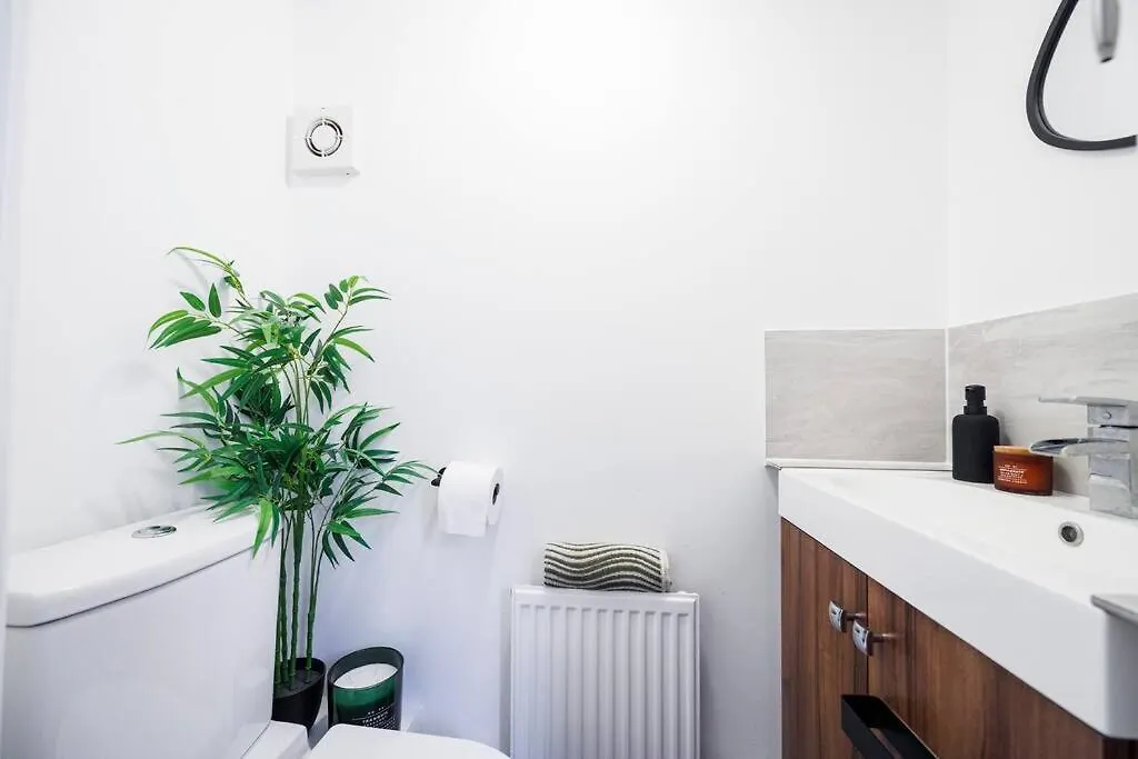 Stylish 3-Bed East London Home Contractors Parking Sleeps 5 Near Excel London Holiday home