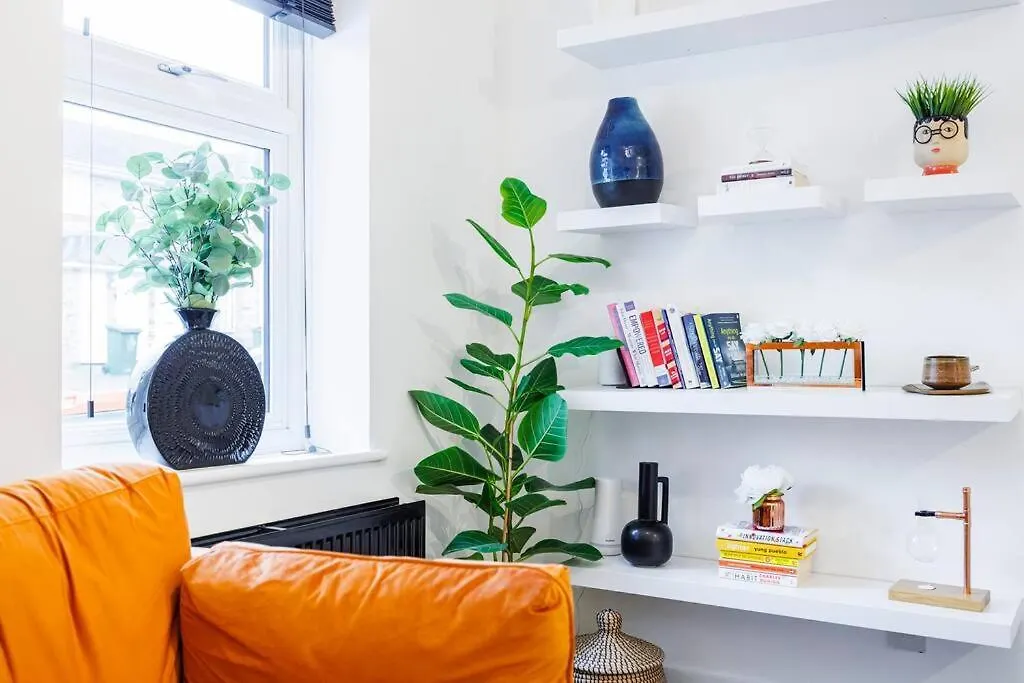 Stylish 3-Bed East London Home Contractors Parking Sleeps 5 Near Excel London