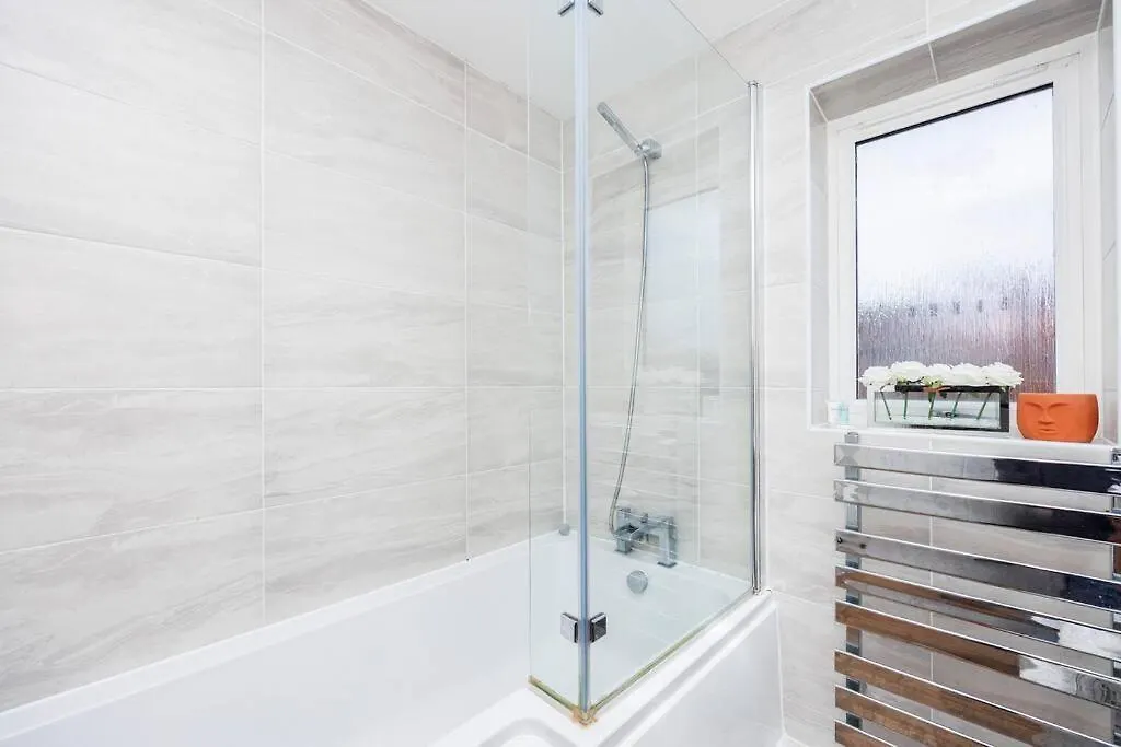 Holiday home Stylish 3-Bed East London Home Contractors Parking Sleeps 5 Near Excel London
