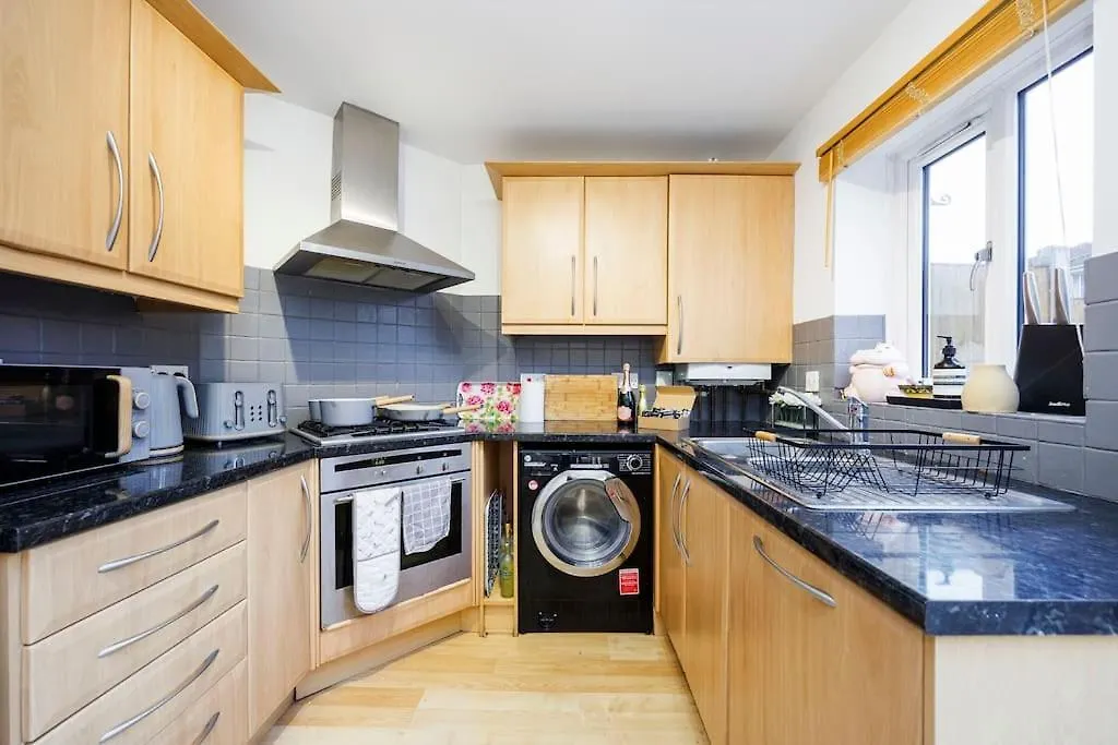 Stylish 3-Bed East London Home Contractors Parking Sleeps 5 Near Excel London Holiday home